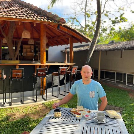 Pineapple Surf Hotell Ahangama Exteriör bild