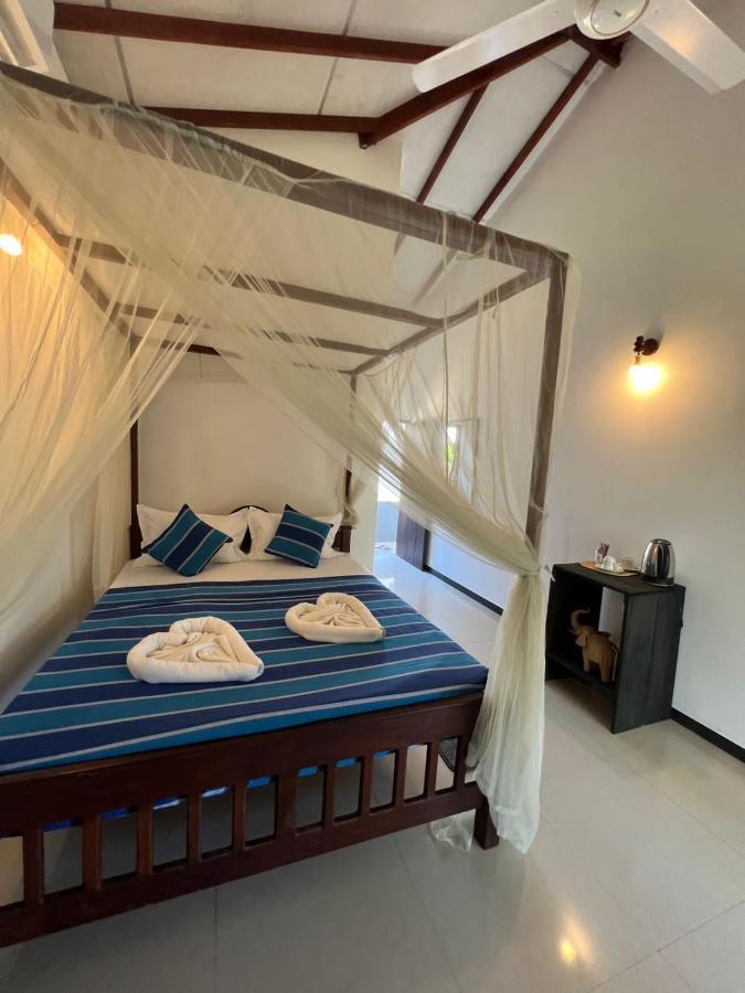 Pineapple Surf Hotell Ahangama Exteriör bild