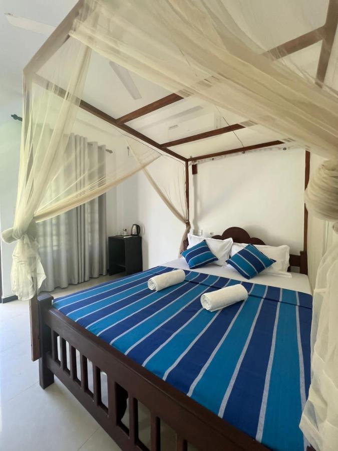 Pineapple Surf Hotell Ahangama Exteriör bild