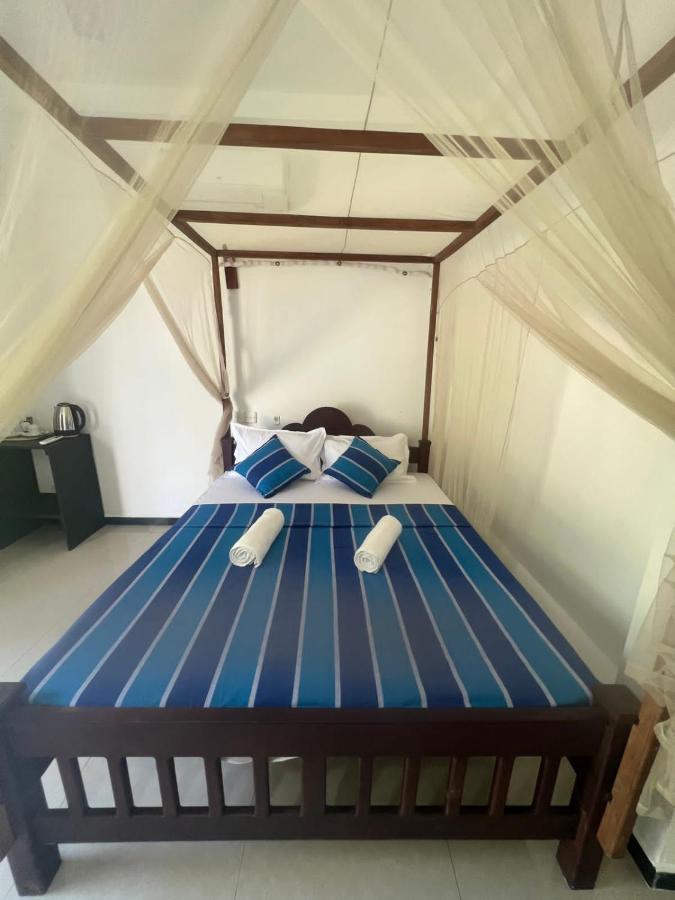Pineapple Surf Hotell Ahangama Exteriör bild