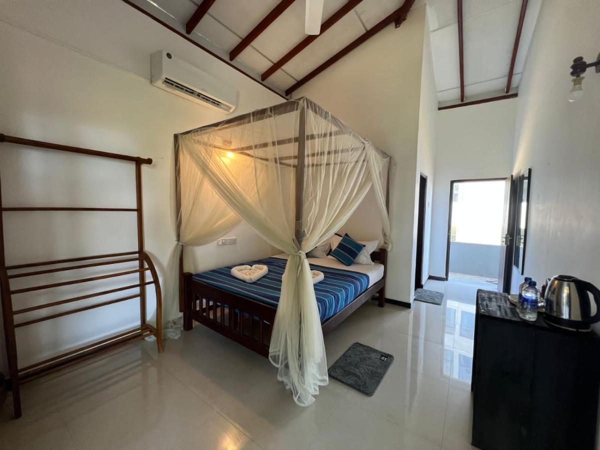 Pineapple Surf Hotell Ahangama Exteriör bild