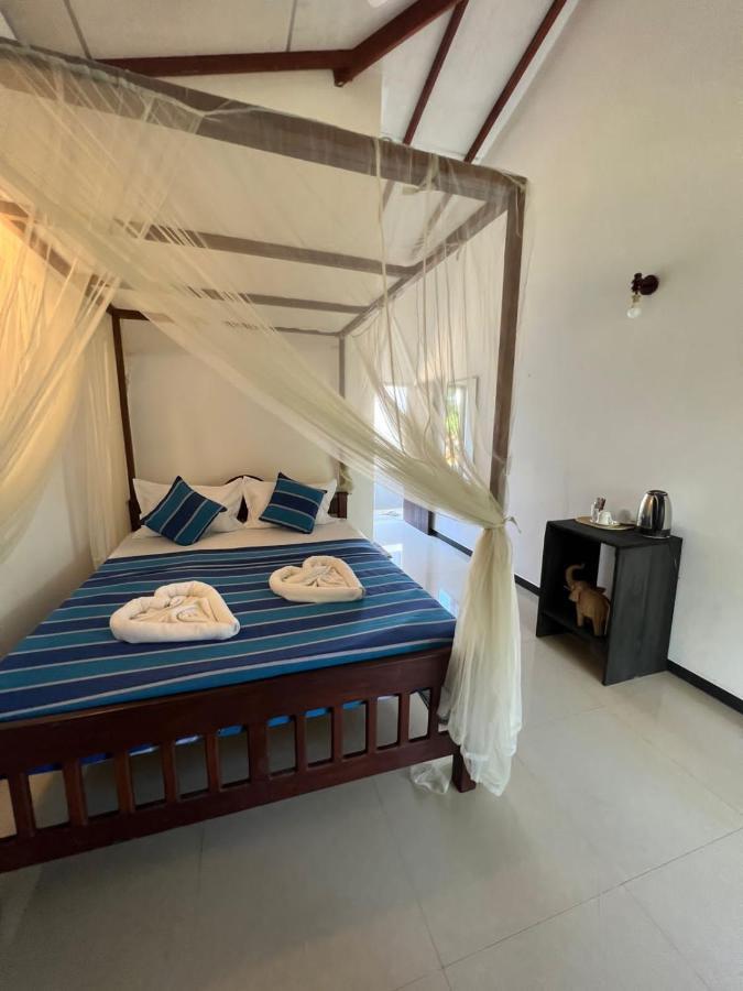 Pineapple Surf Hotell Ahangama Exteriör bild