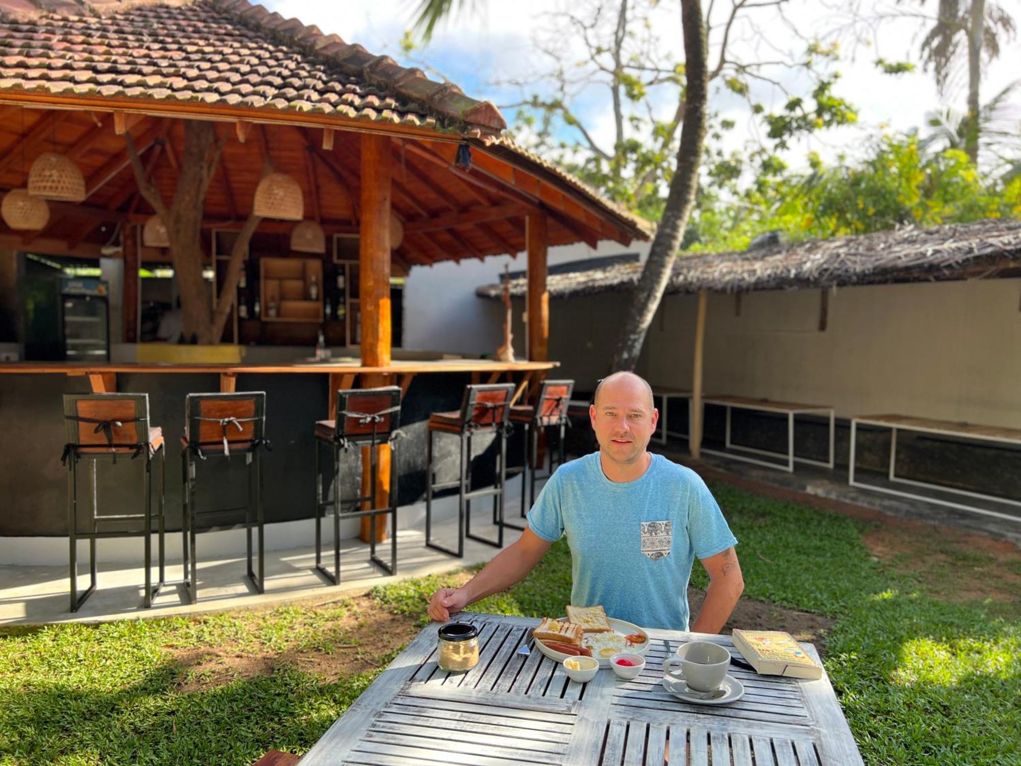 Pineapple Surf Hotell Ahangama Exteriör bild
