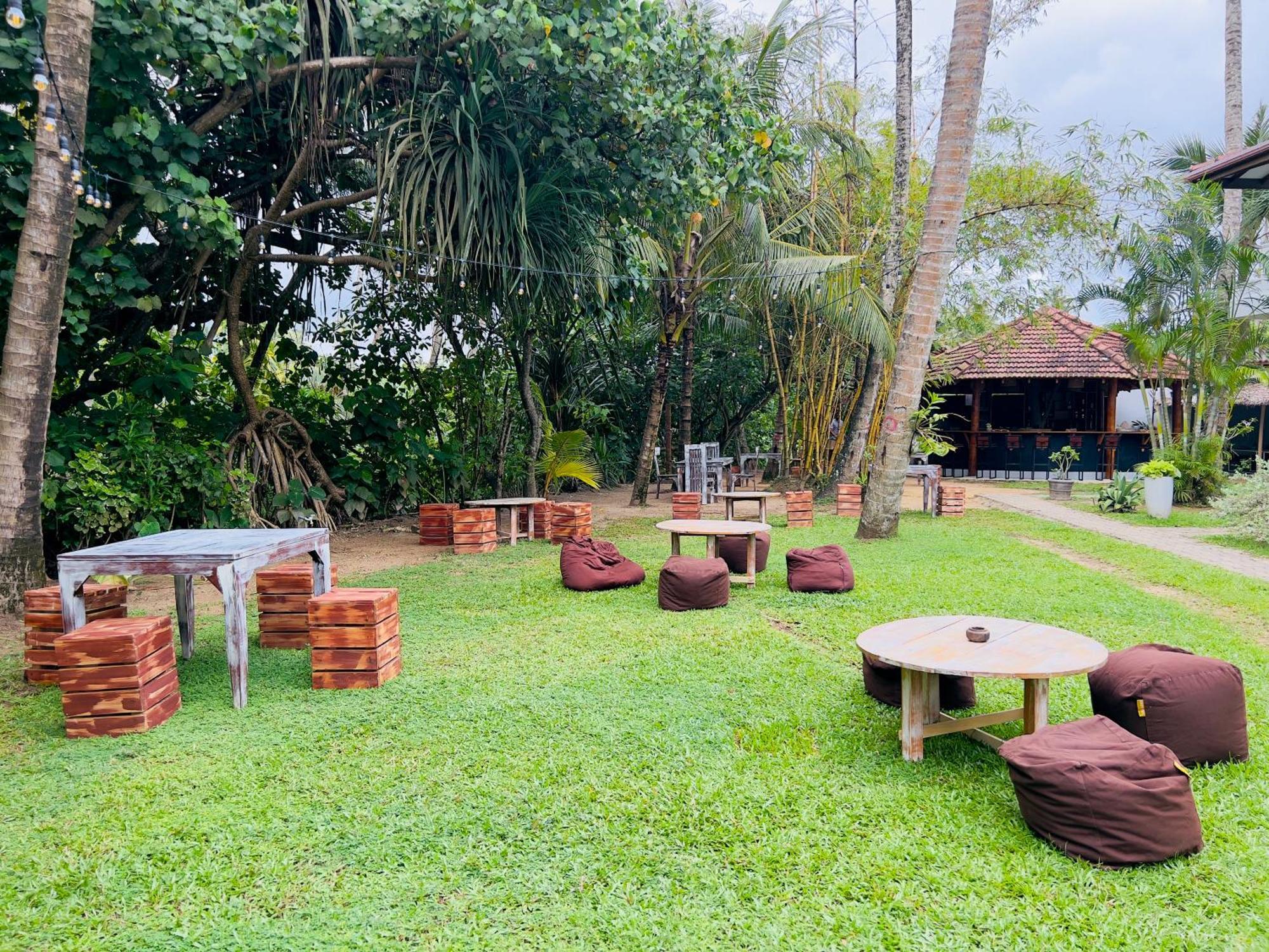 Pineapple Surf Hotell Ahangama Exteriör bild