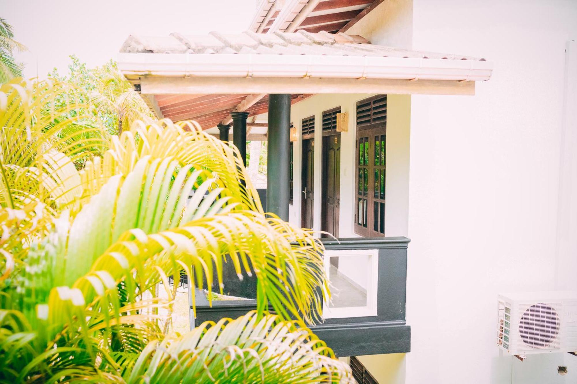 Pineapple Surf Hotell Ahangama Exteriör bild